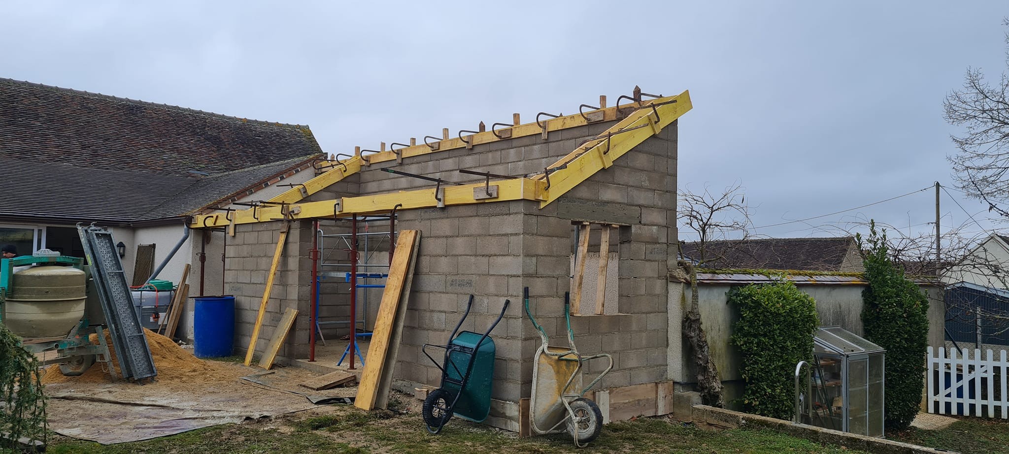 Agrandissement d un atelier avec amenagement interieur et creation d une fenetre dans un pignon avec pose d une fenetre pvc et volet roulant 10 