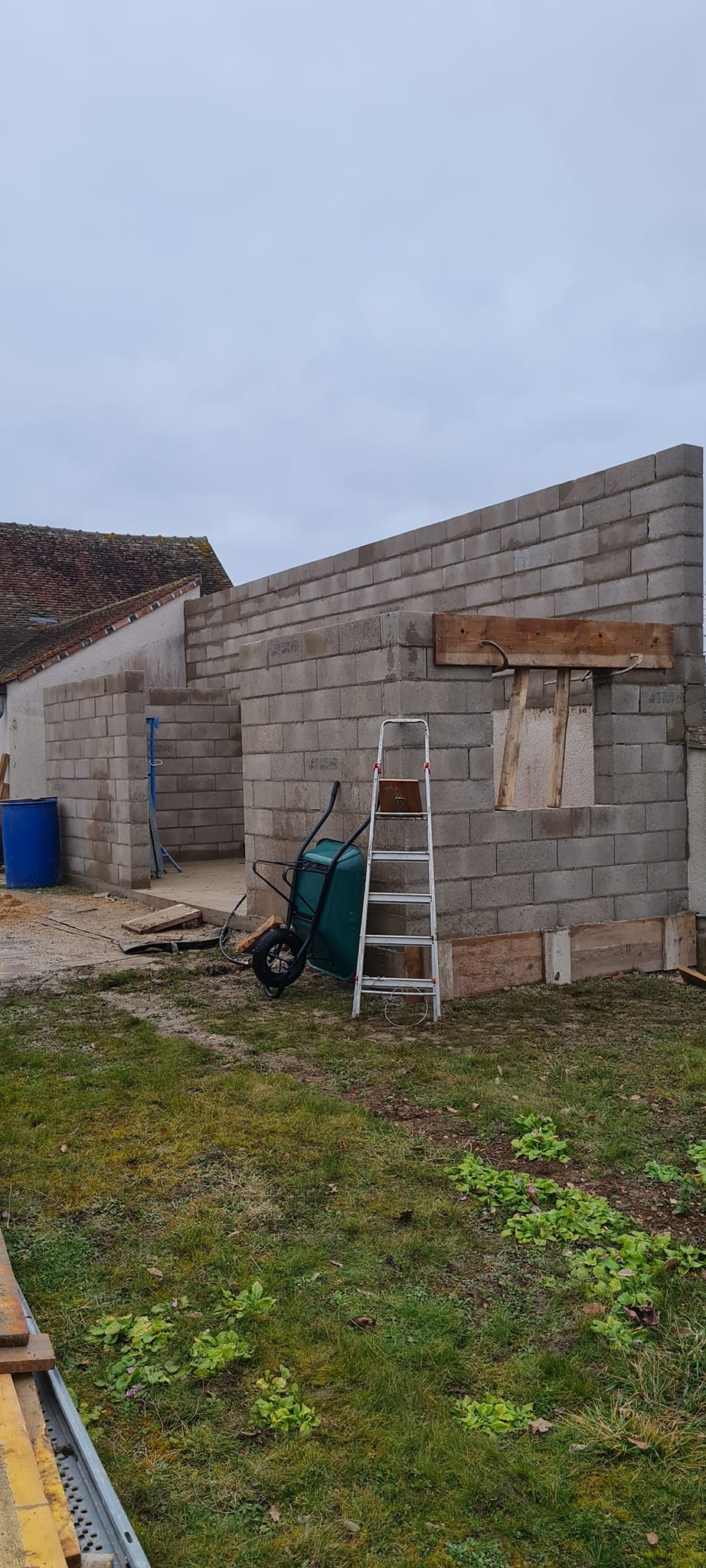 Agrandissement d un atelier avec amenagement interieur et creation d une fenetre dans un pignon avec pose d une fenetre pvc et volet roulant 15 