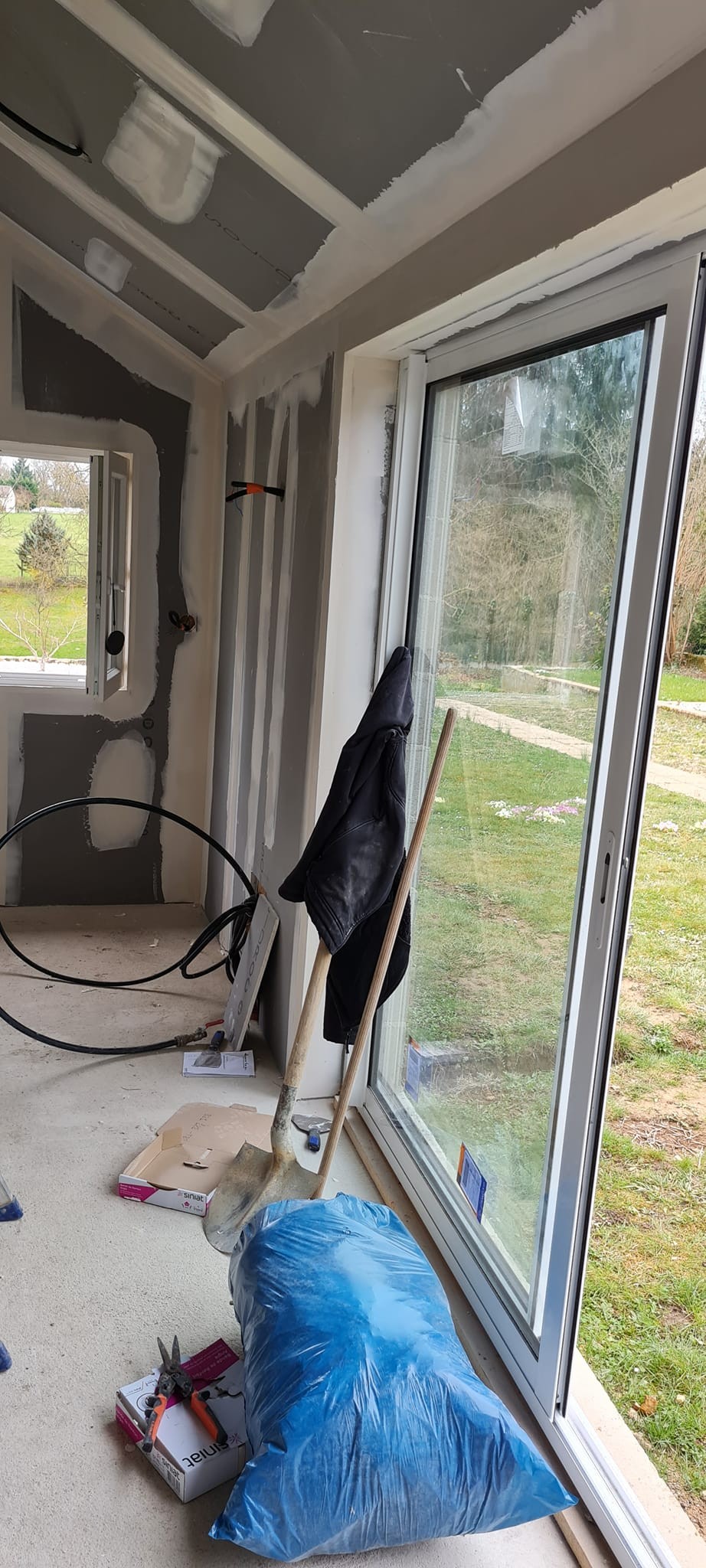 Agrandissement d un atelier avec amenagement interieur et creation d une fenetre dans un pignon avec pose d une fenetre pvc et volet roulant 17 