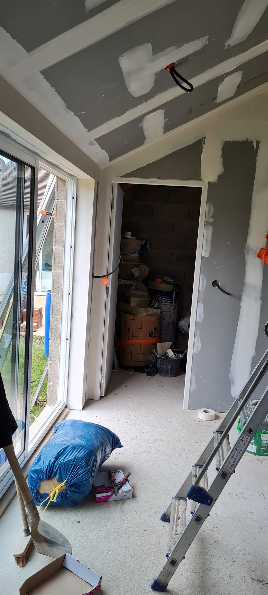 Agrandissement d un atelier avec amenagement interieur et creation d une fenetre dans un pignon avec pose d une fenetre pvc et volet roulant 22 