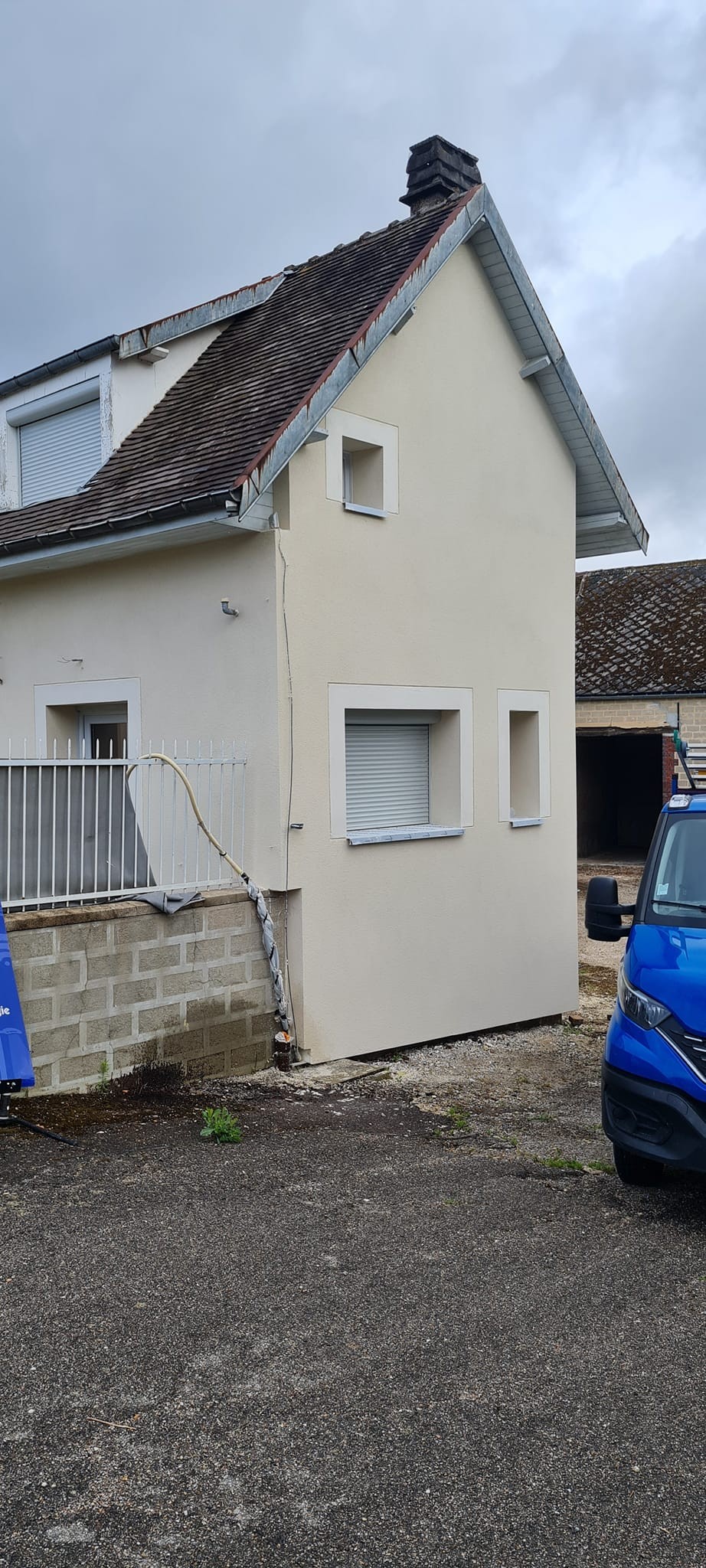 Isolation exterieur pse blanc 140mm enduit thermolook jaune touraine finition gratte et listel autour des fenetres 1 