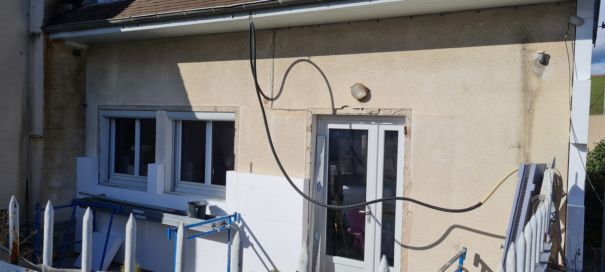 Isolation exterieur pse blanc 140mm enduit thermolook jaune touraine finition gratte et listel autour des fenetres 6 