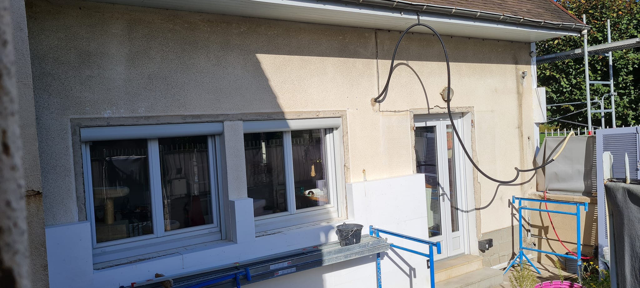 Isolation exterieur pse blanc 140mm enduit thermolook jaune touraine finition gratte et listel autour des fenetres 8 