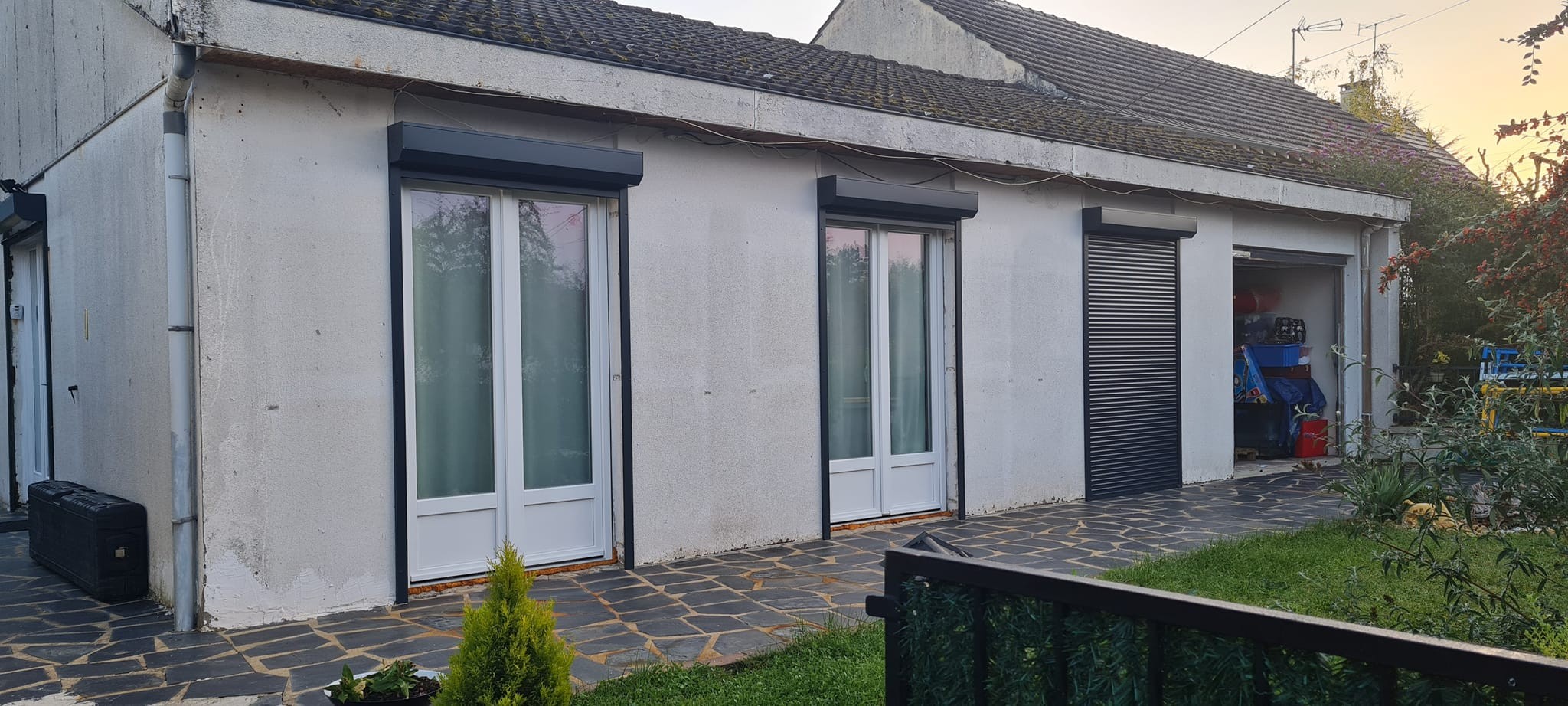 Isolation par l exterieur epaisseur 140mm enduit weber therm 305 couleur gris bleu finition gratte renovation du bandeaux du cheneau puis mise en peinture en gris anthracite 1 