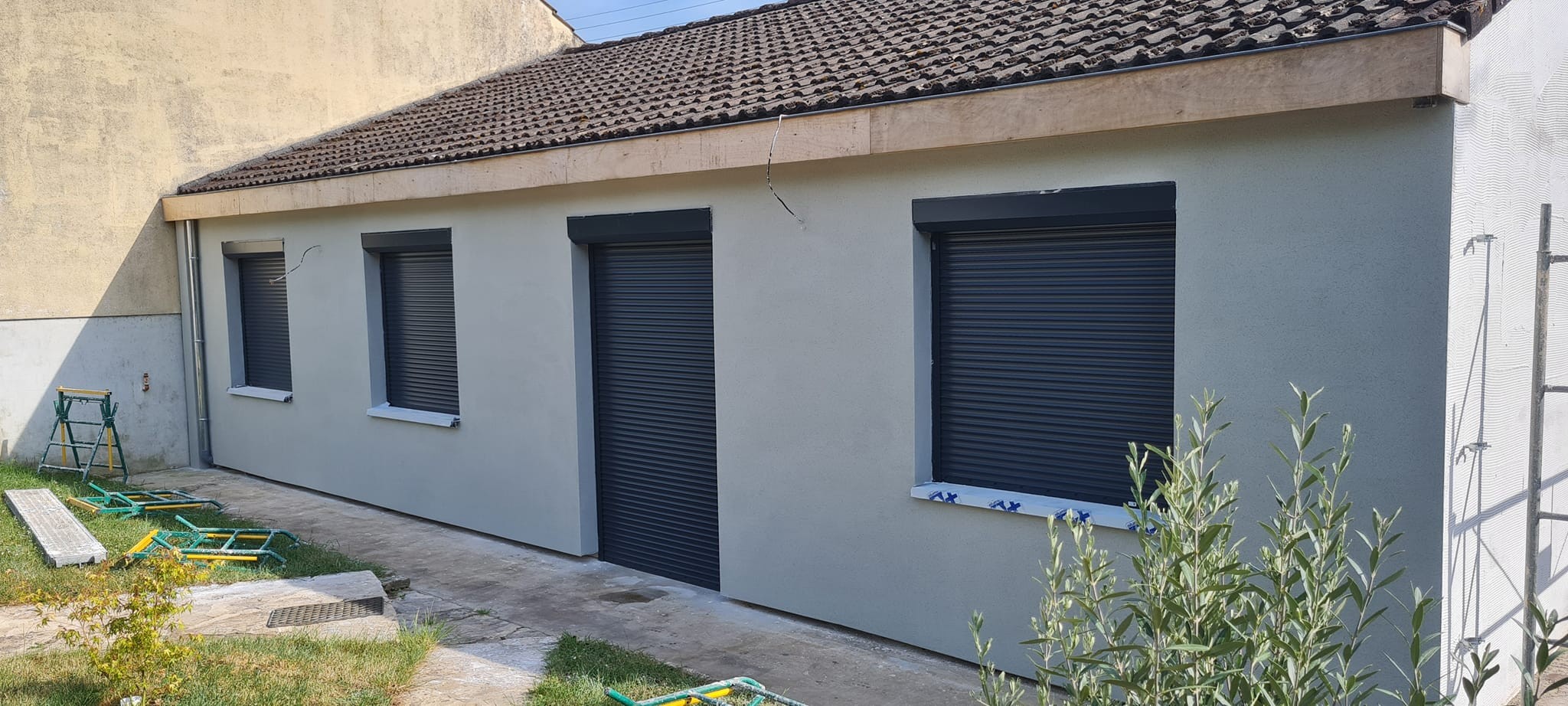 Isolation par l exterieur epaisseur 140mm enduit weber therm 305 couleur gris bleu finition gratte renovation du bandeaux du cheneau puis mise en peinture en gris anthracite 12 