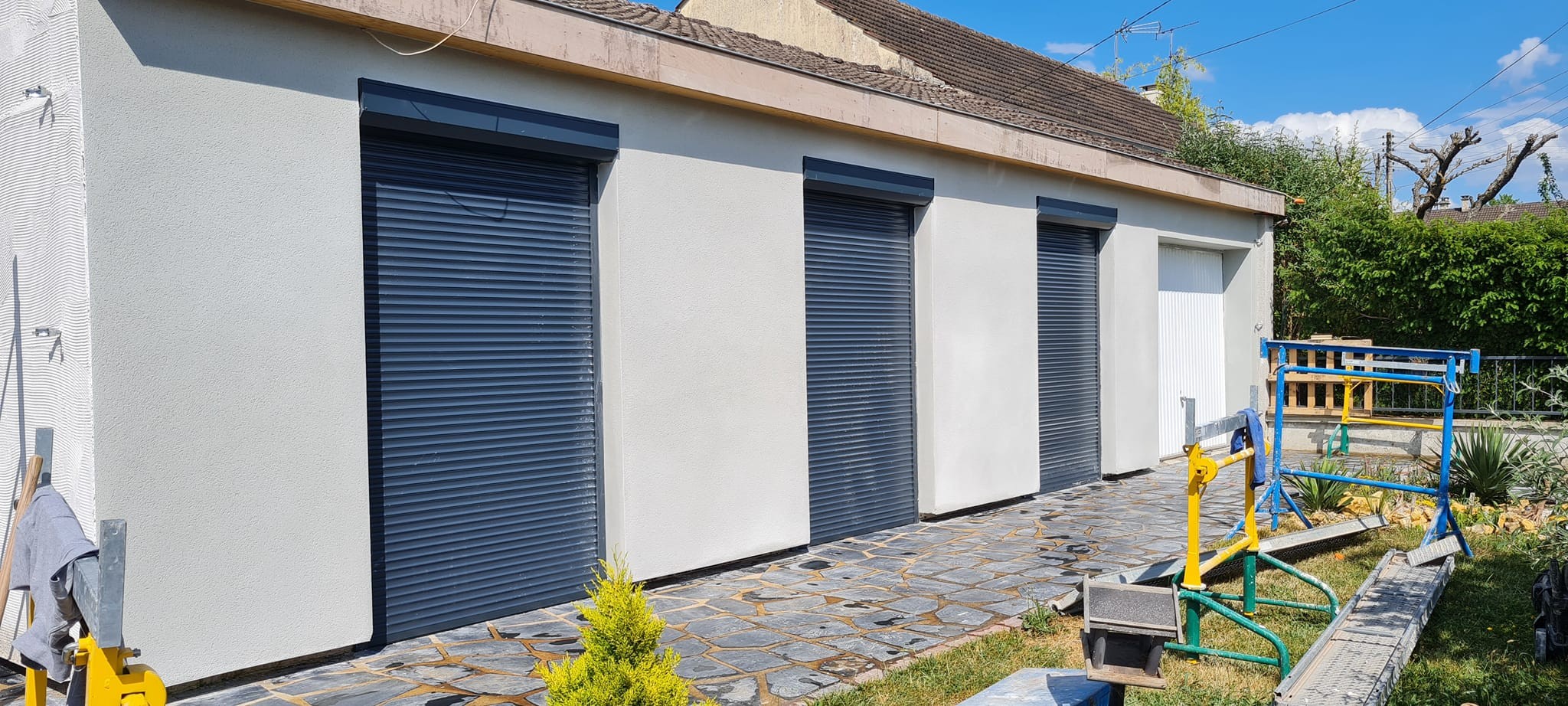 Isolation par l exterieur epaisseur 140mm enduit weber therm 305 couleur gris bleu finition gratte renovation du bandeaux du cheneau puis mise en peinture en gris anthracite 14 