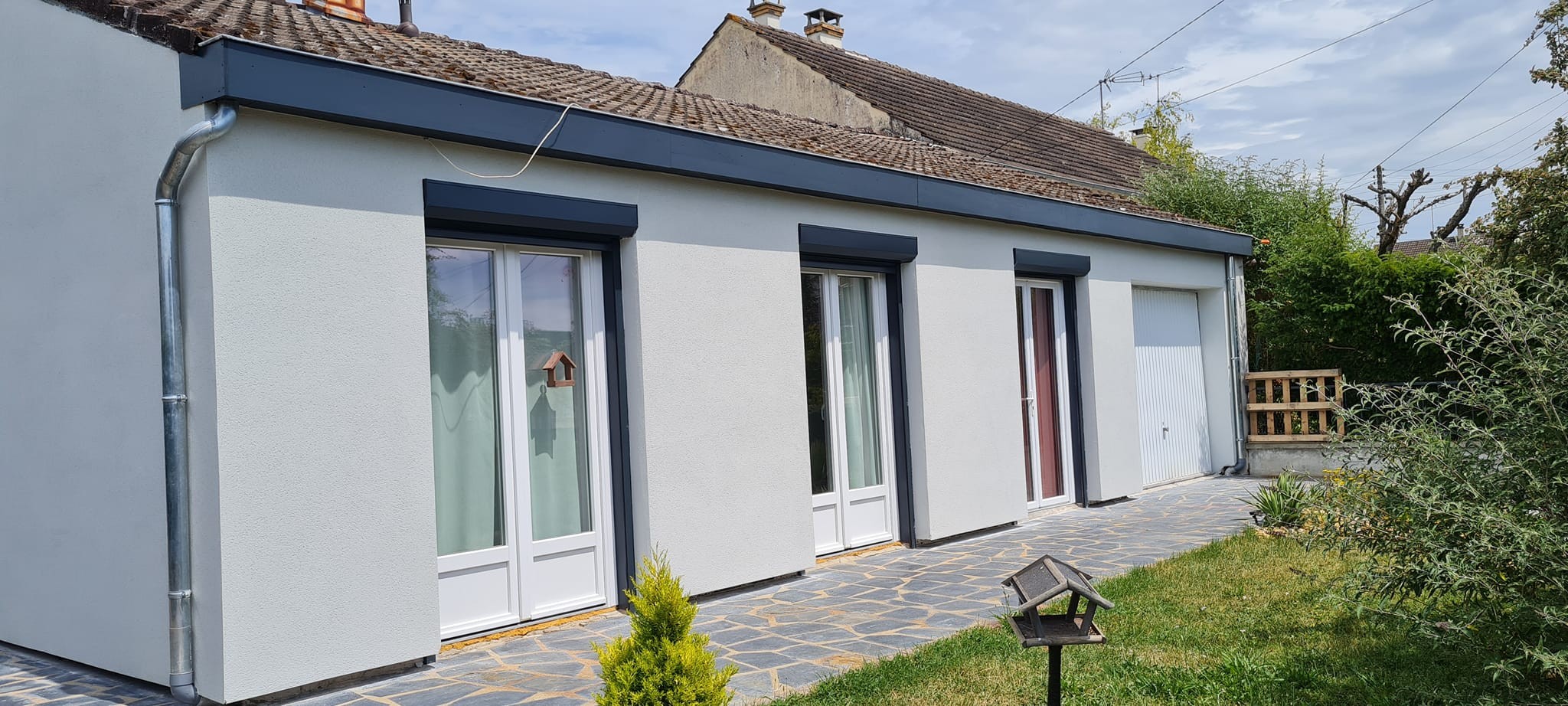 Isolation par l exterieur epaisseur 140mm enduit weber therm 305 couleur gris bleu finition gratte renovation du bandeaux du cheneau puis mise en peinture en gris anthracite 21 1