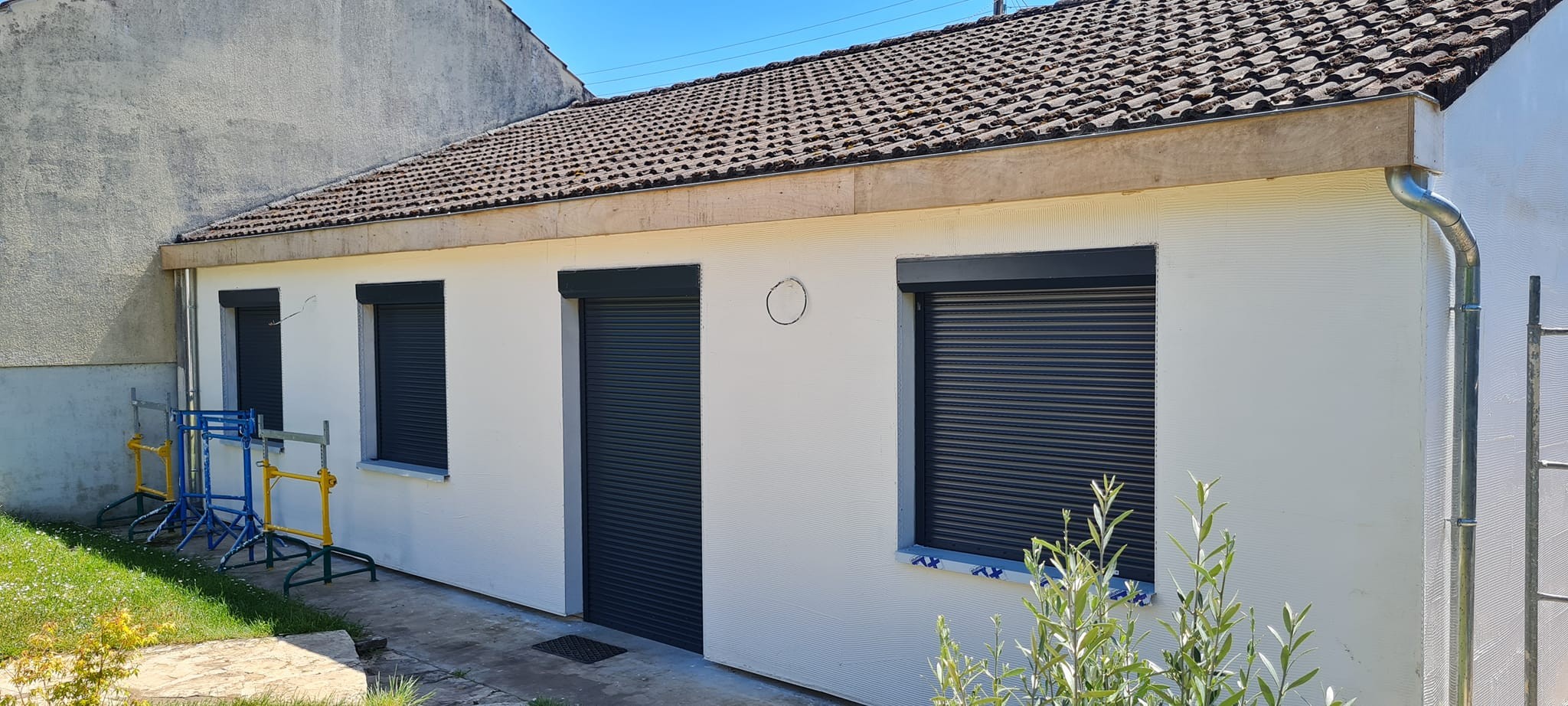 Isolation par l exterieur epaisseur 140mm enduit weber therm 305 couleur gris bleu finition gratte renovation du bandeaux du cheneau puis mise en peinture en gris anthracite 6 