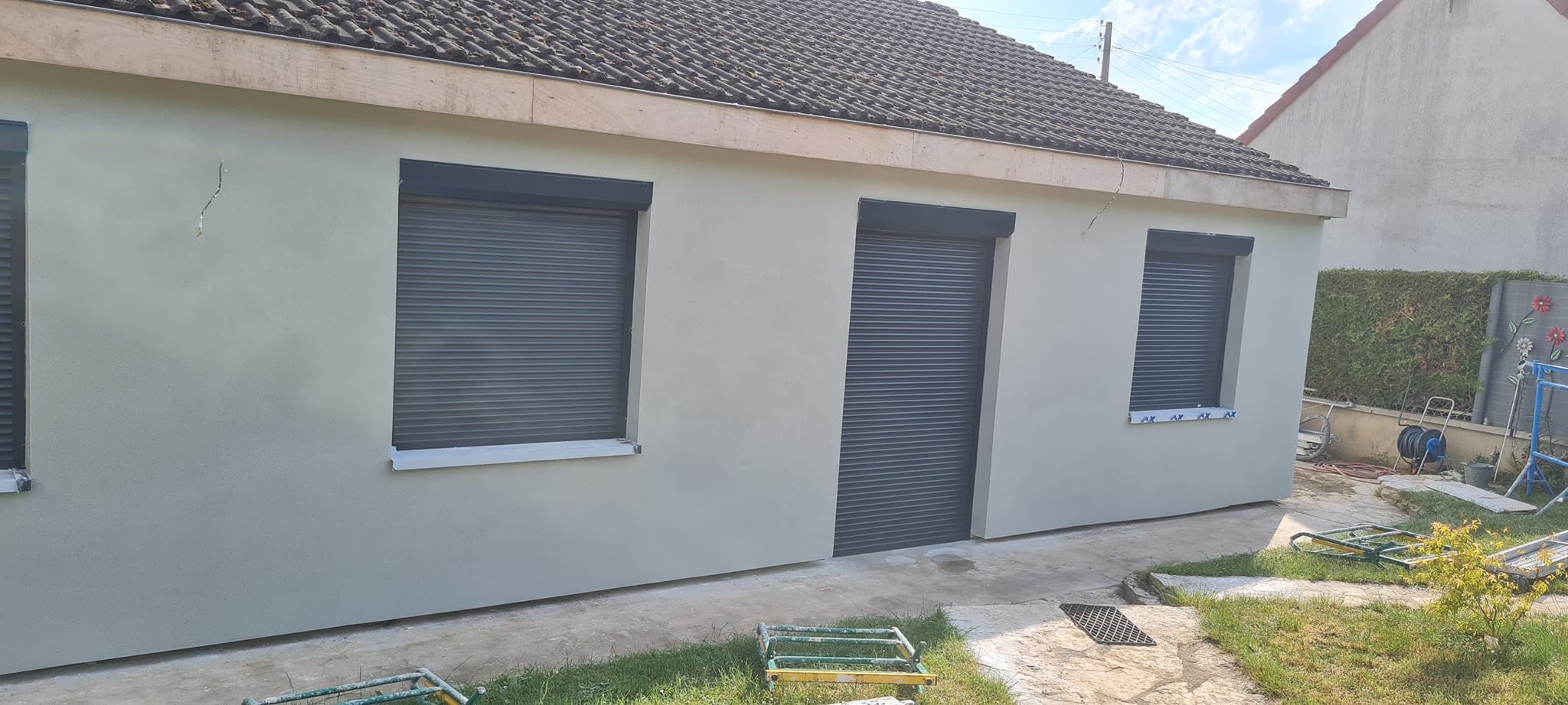 Isolation par l exterieur epaisseur 140mm enduit weber therm 305 couleur gris bleu finition gratte renovation du bandeaux du cheneau puis mise en peinture en gris anthracite 9 