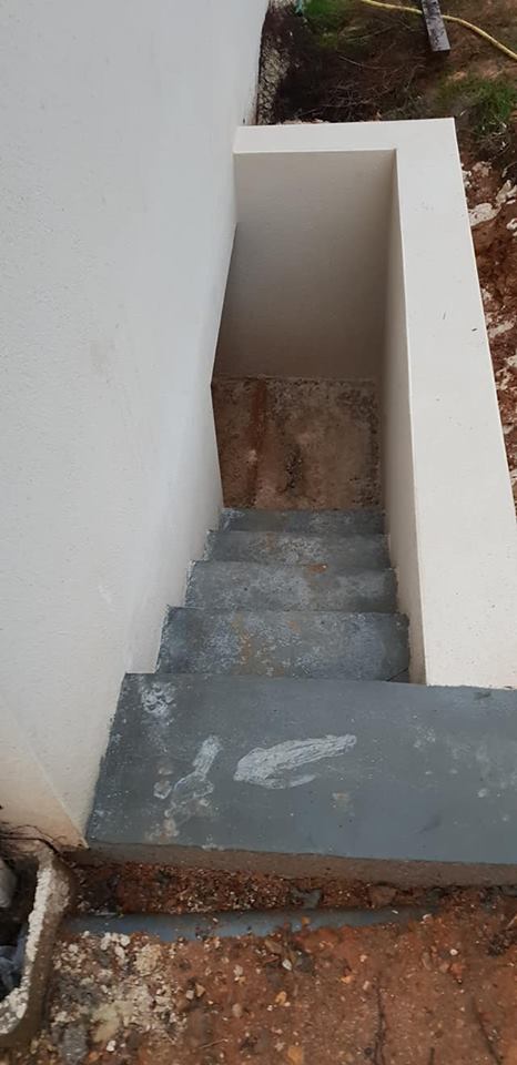 mûr de clôture avec 2 piliers et un escalier (4)