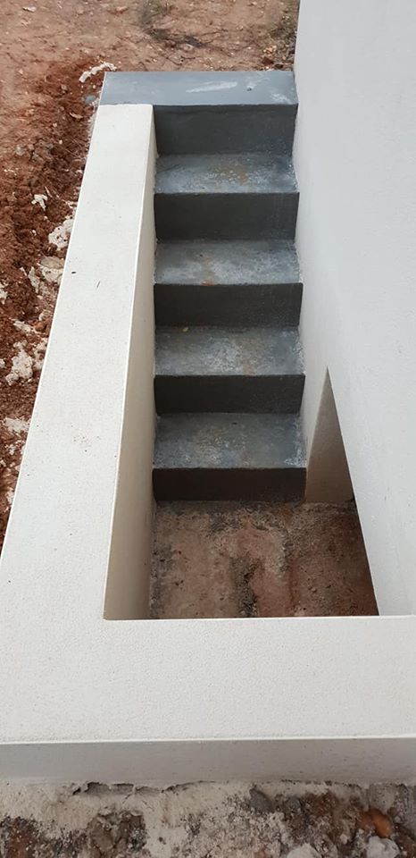 mûr de clôture avec 2 piliers et un escalier (6)