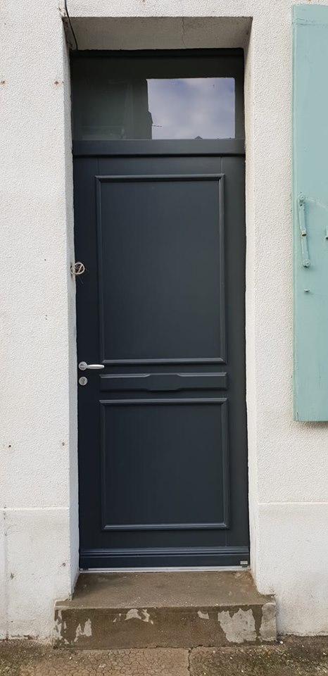 Pose d'une porte d'entrée bois de marque BEL'M couleur gris anthracite.