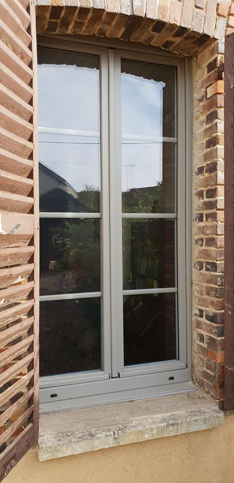Pose de fenêtres PVC gris pierre extérieur et blanc intérieur de marque SCHÜCO. (1)