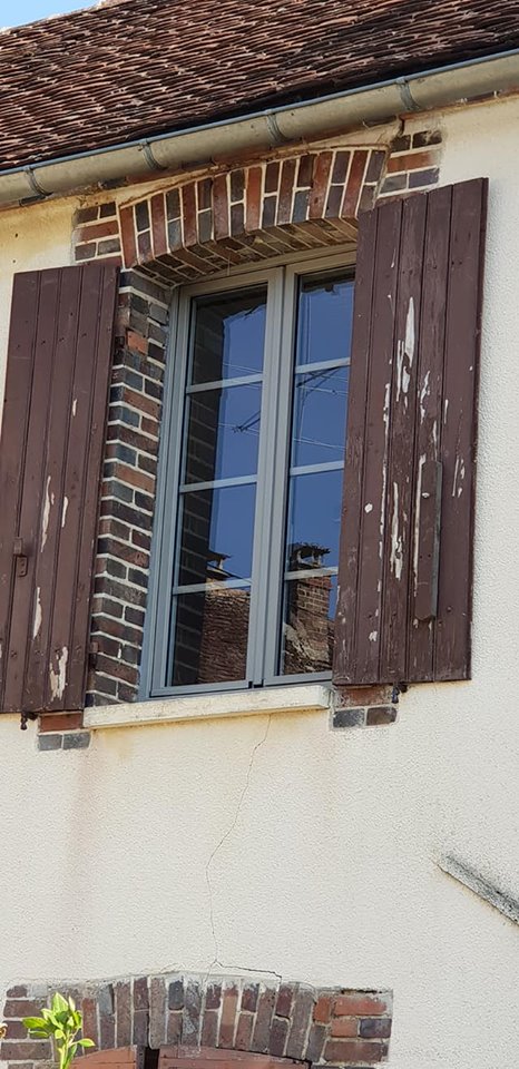 Pose de fenêtres PVC gris pierre extérieur et blanc intérieur de marque SCHÜCO. (2)