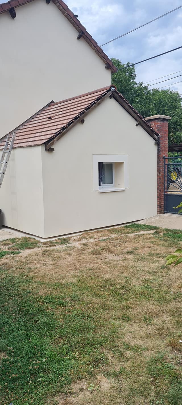 Solation par l exterieur de 140mm enduit weber therm 305 couleur 015 finition gratte et bandeaux talocher sur les fenetres 13 1