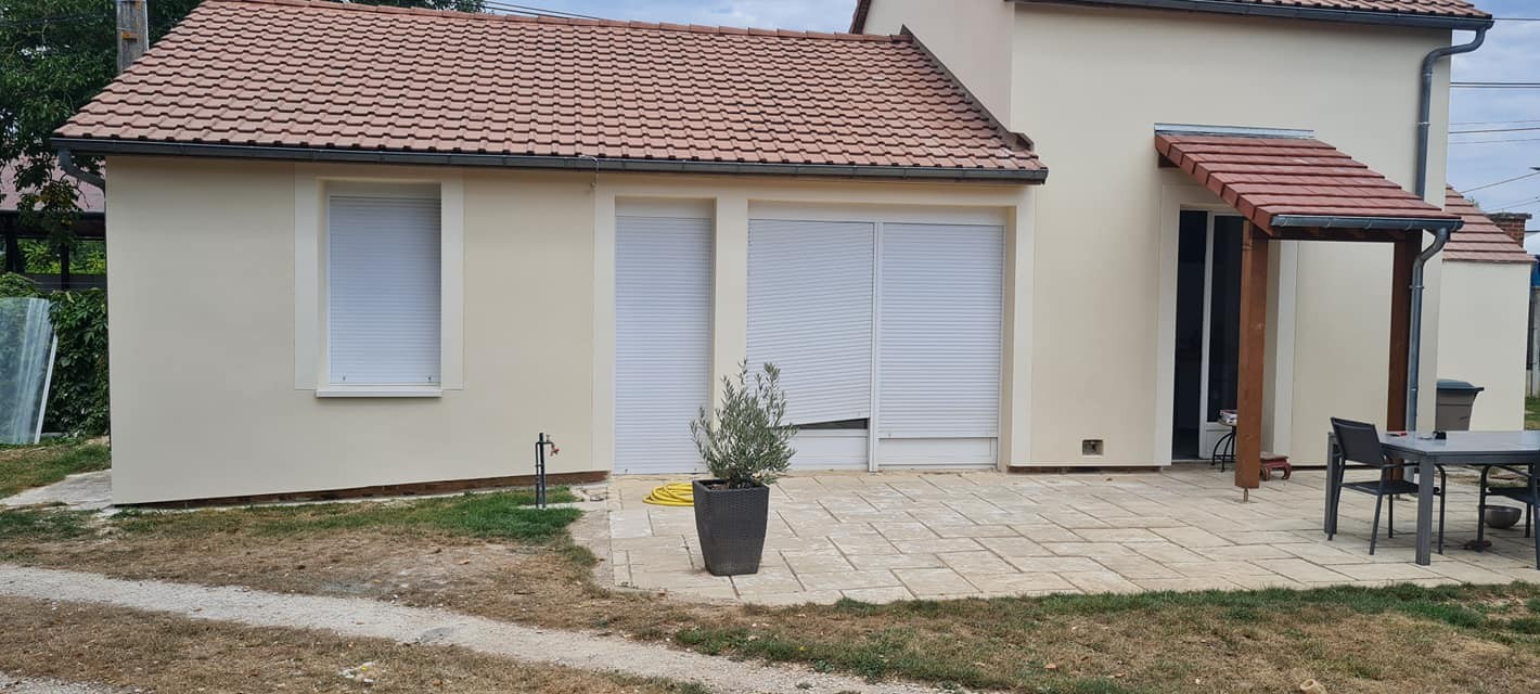 Solation par l exterieur de 140mm enduit weber therm 305 couleur 015 finition gratte et bandeaux talocher sur les fenetres 18 