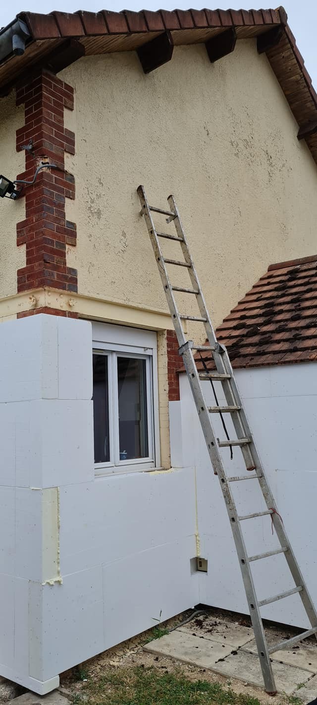 Solation par l exterieur de 140mm enduit weber therm 305 couleur 015 finition gratte et bandeaux talocher sur les fenetres 3 1